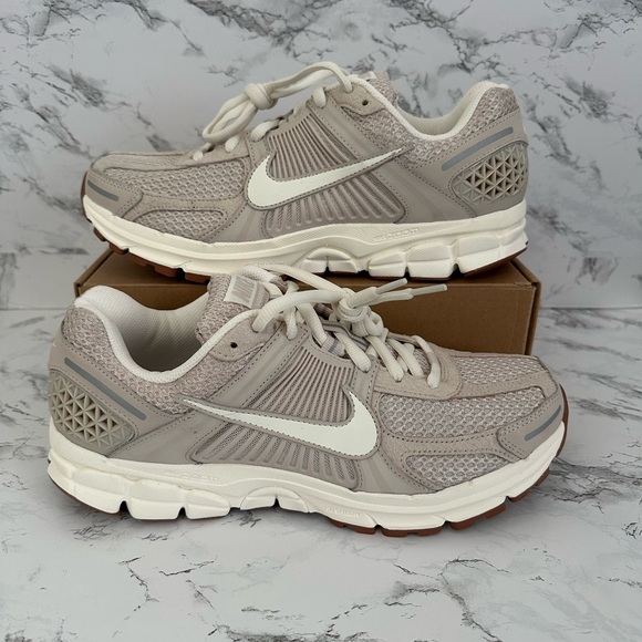 Nike Zoom Vomero 5 Light Taupe Orewood Shoes FZ3780 Men Size 11/ Women Size 12.5 - Picture 1 of 8